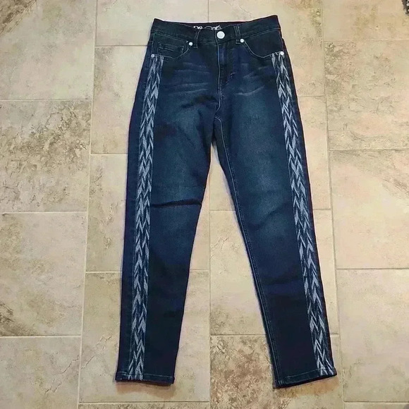 DG2 by Diane Gilman Virtual Stretch Side Stitch Jeans - Picture 1 of 9
